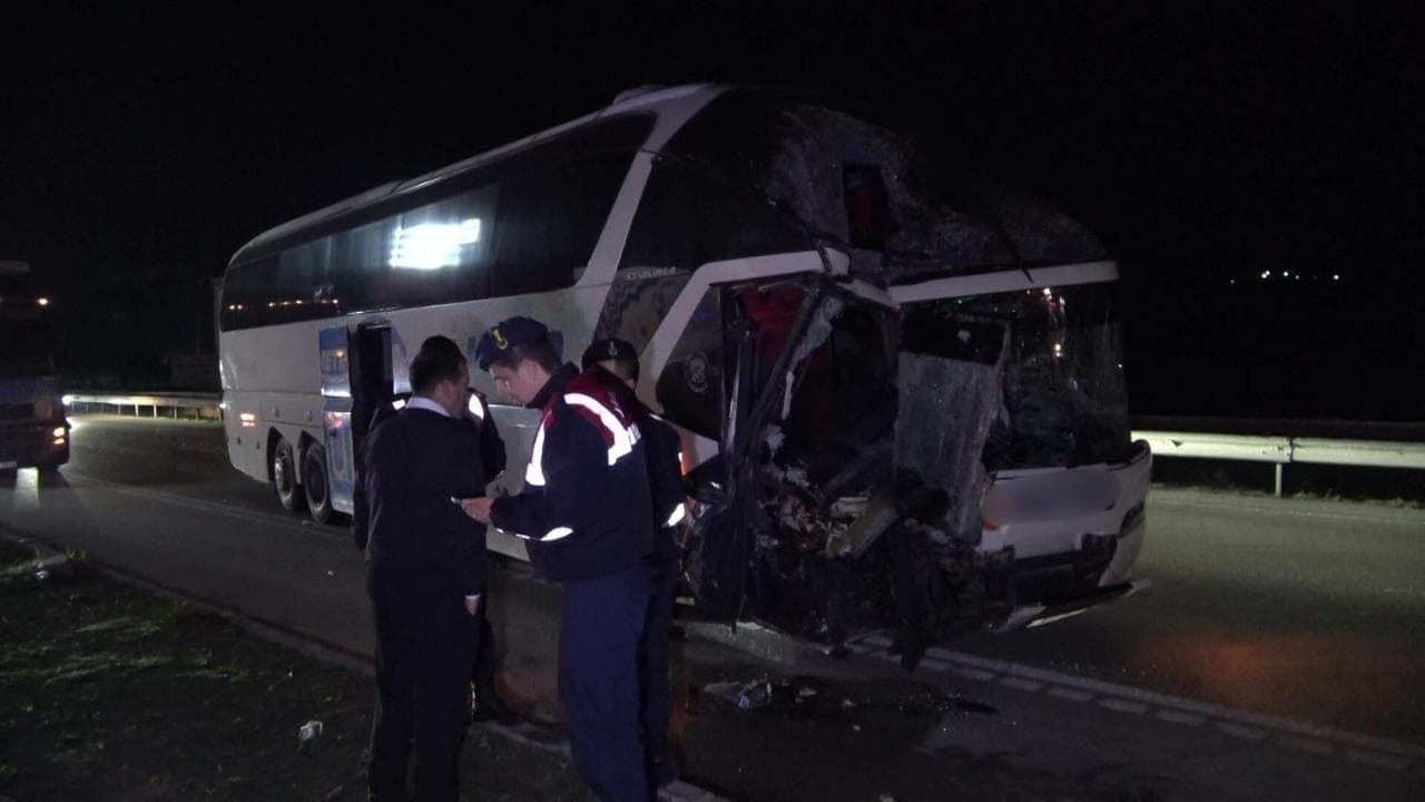 Amasya'da yolcu otobüsü ile tır çarpıştı: 11 yaralı